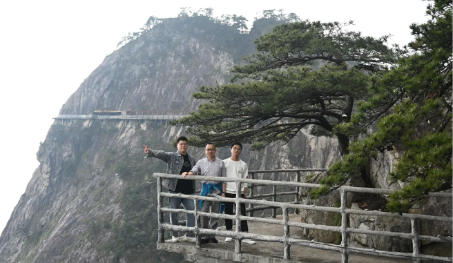 尊龙凯时风管销售中心员工在安徽明堂山景区照片